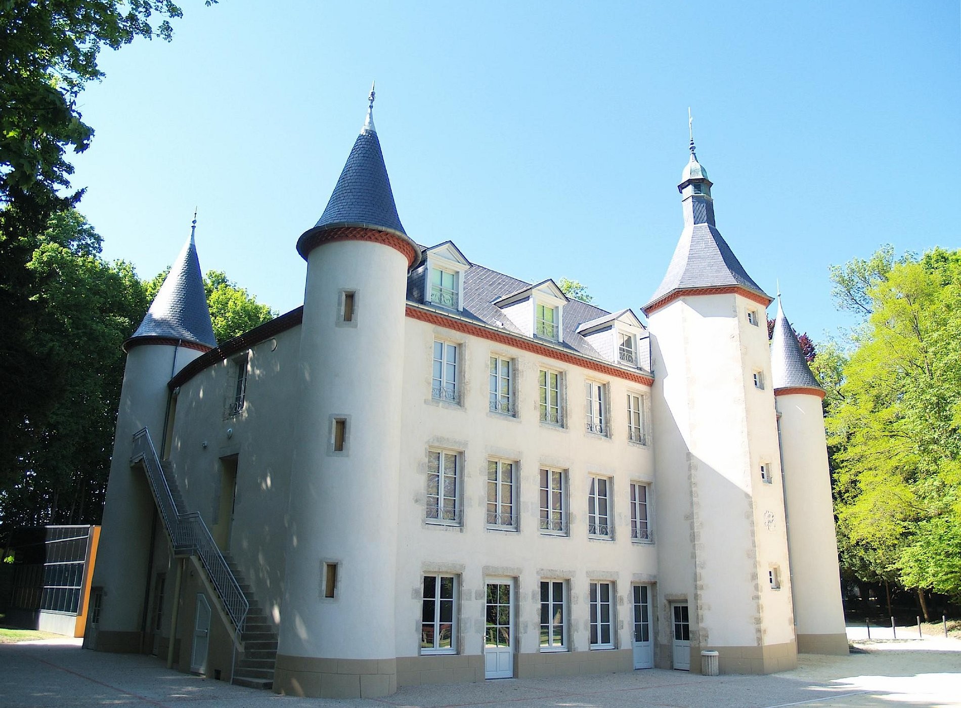 Chateau De La Motte, Hôtel à Louchy-Montfand