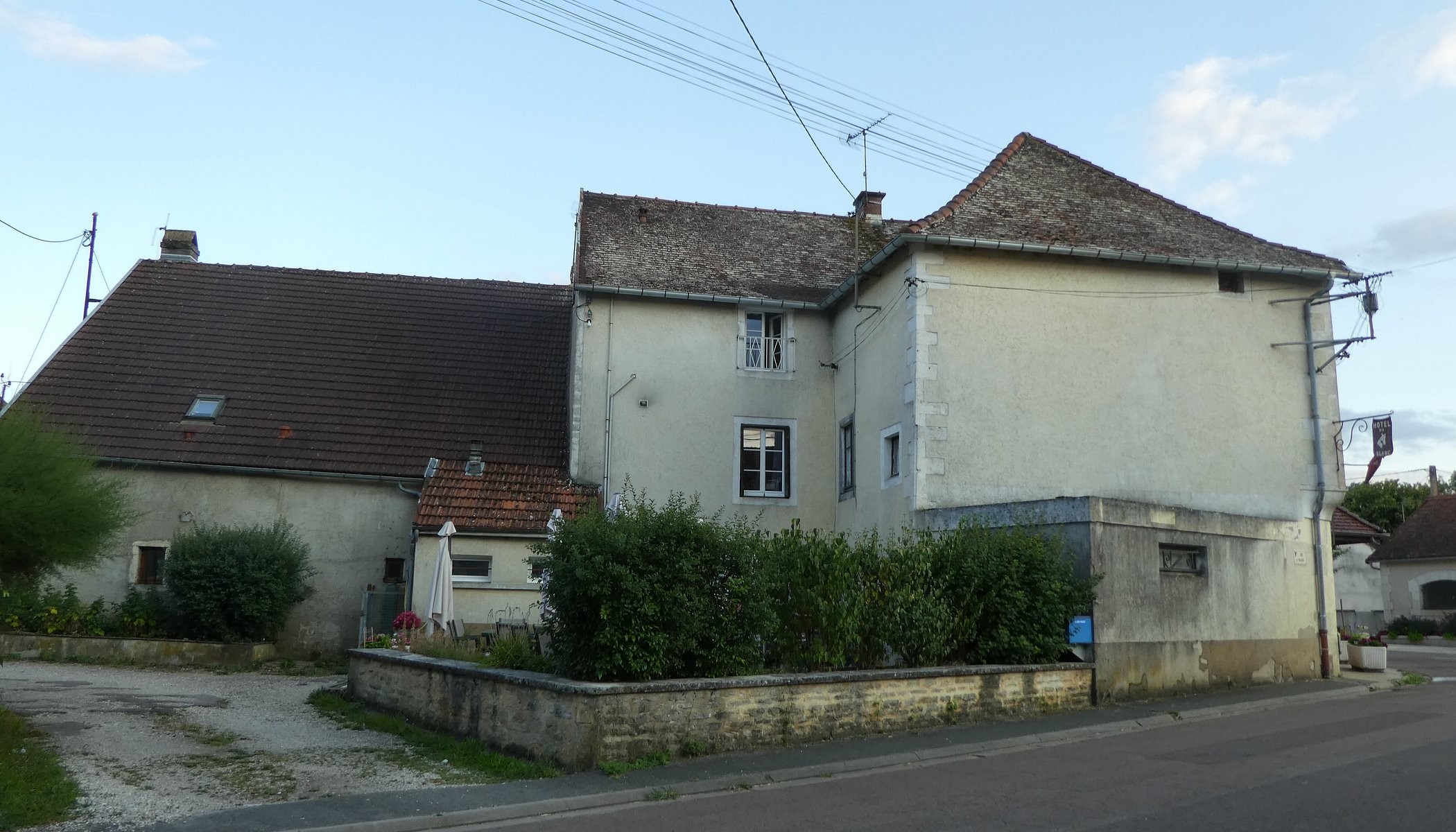 Hotel Du Cheval Blanc, Hôtel à Minot