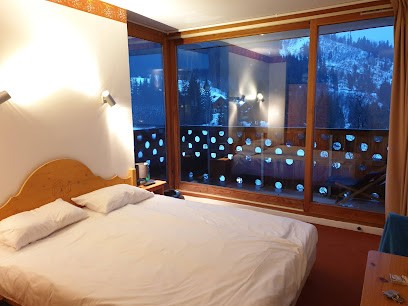 Les Cristaux, Hôtel à Oz