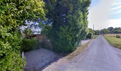 Holiday Chalet 3 Set In Peaceful Countryside, Hôtel à Lusignac