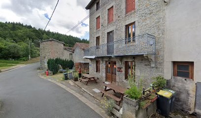 Auberge De La Louvière, Hôtel à Saint-Victor-Montvianeix