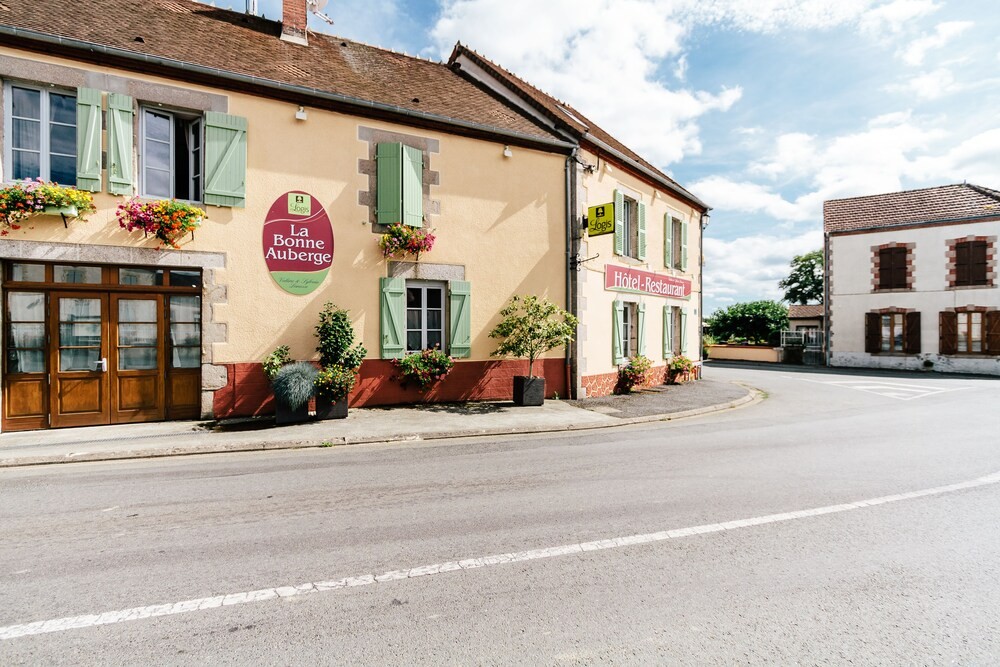 Logis Hôtel La Bonne Auberge, Hôtel à Nouzerines