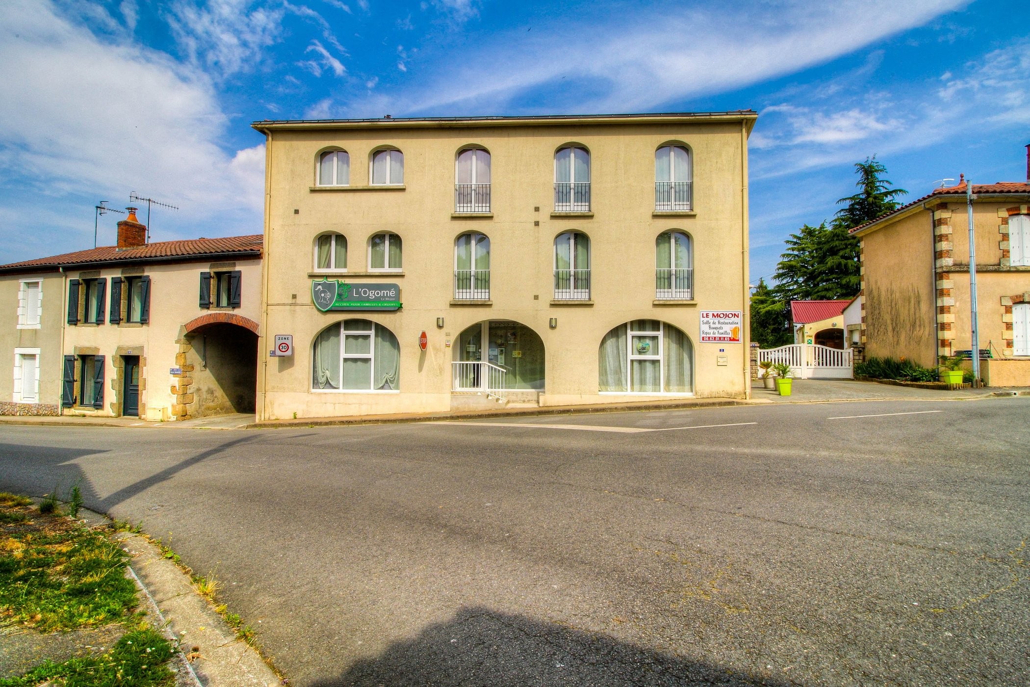 Résidence L'Ogomé-Le Mojon, Résidence Hôtelière au Boupère