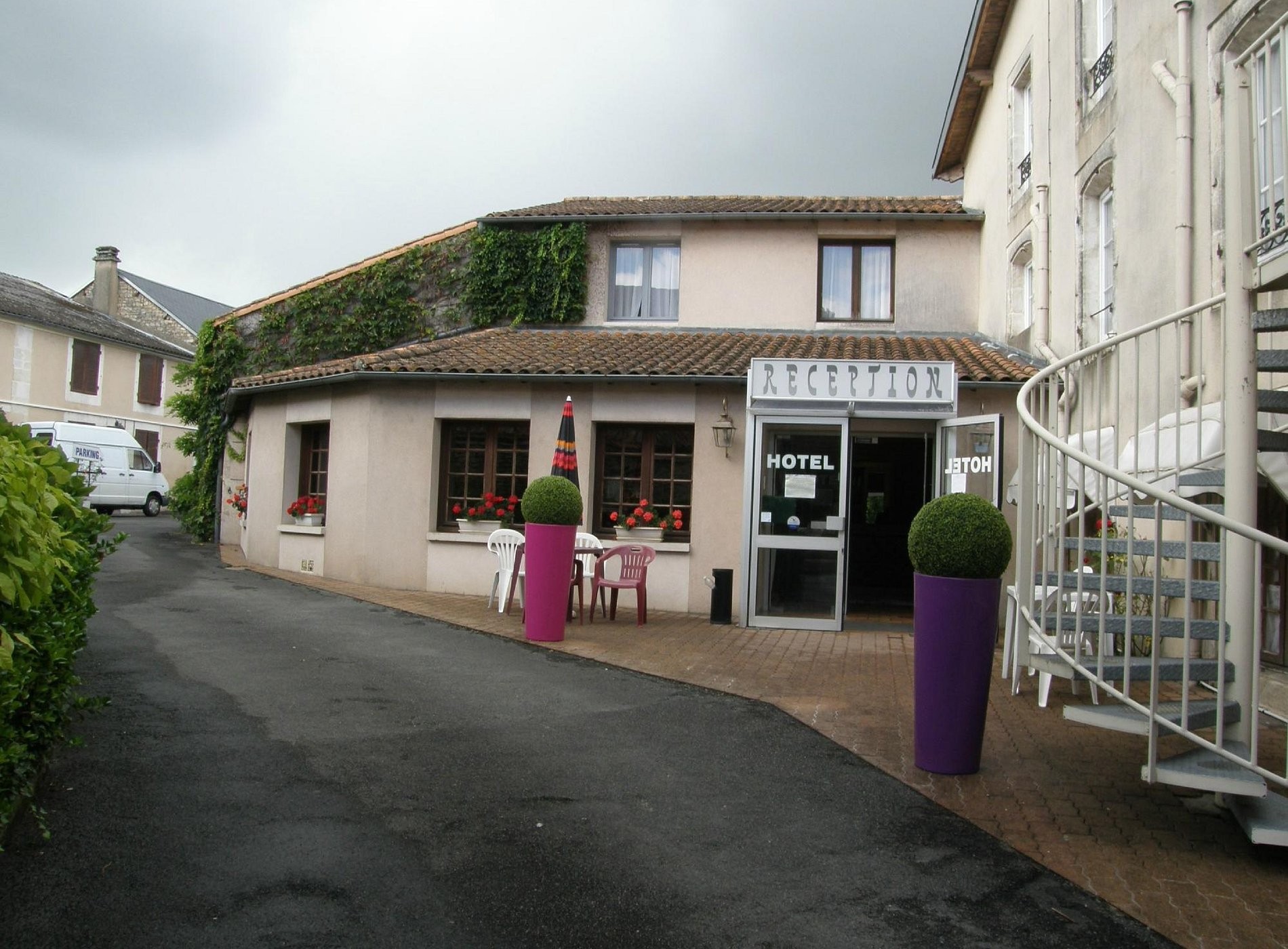 Hôtel Le Cheval Blanc, Hôtel à Saint-Maixent-l'École