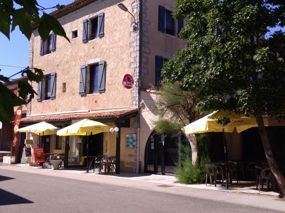 Hôtel Restaurant Pizzeria Bar Les Voyageurs, Hôtel à Vogüé