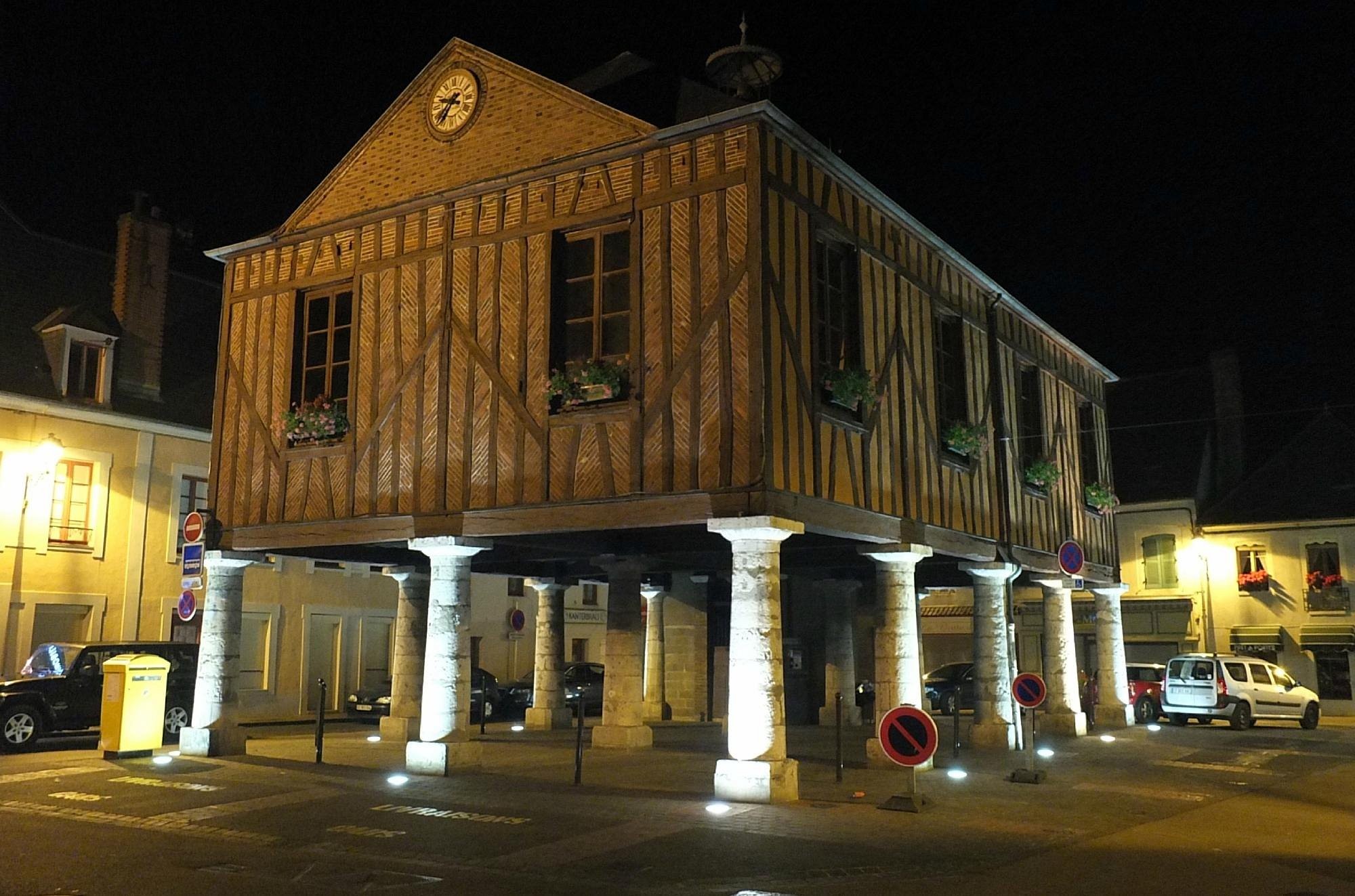 HOTEL RESTAURANT CHEVAL BLANC, Hôtel à Charny Orée de Puisaye