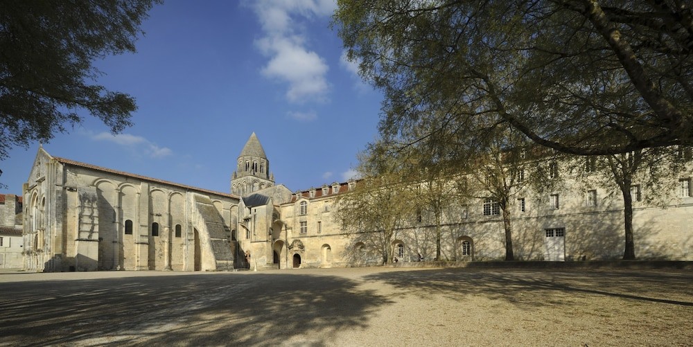 The Rooms At The Abbaye Aux Dames, Hôtel à Saintes