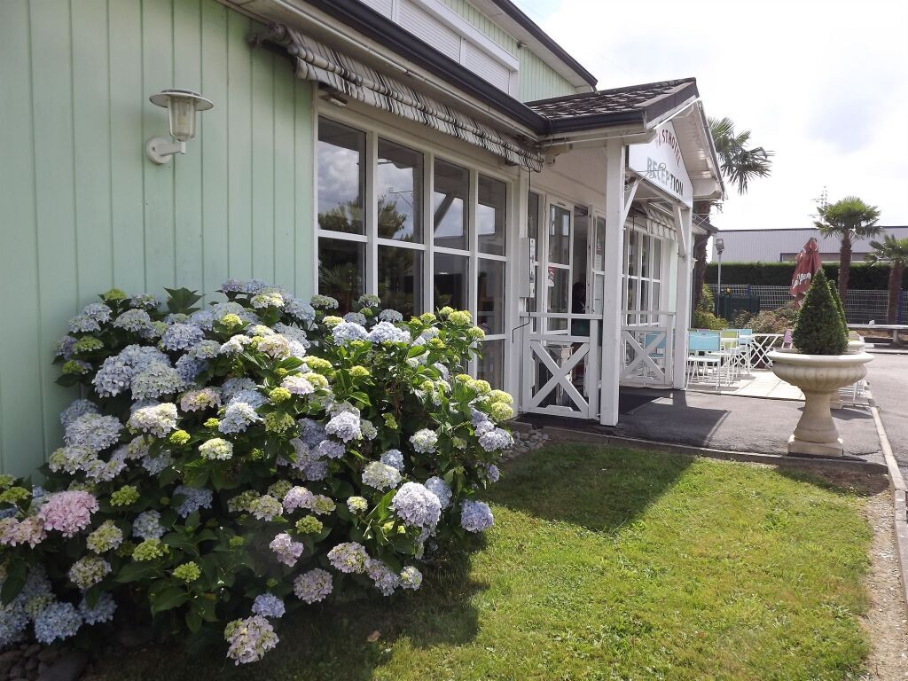 Brit Hotel Essentiel Pau - Lescar, Hôtel à Lescar
