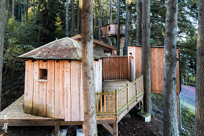 Village Des Cabanes Perchées Du Lac Des Sapins, Hôtel à Cublize