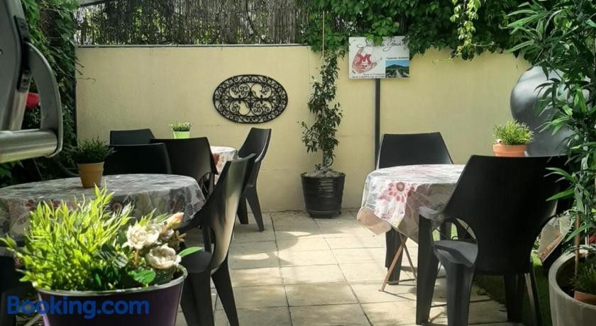 Hôtel La Tour Des Fées, Hôtel à Quissac