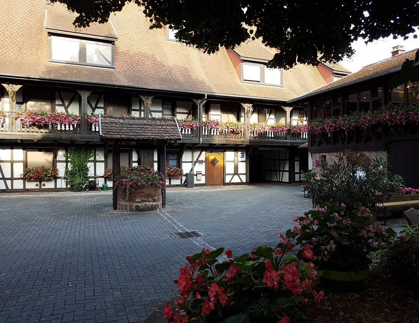 Hôtel Père Benoît - Restaurant Steinkeller, Hôtel à Entzheim