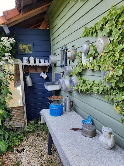 Les Insolites, Hôtel à Watronville