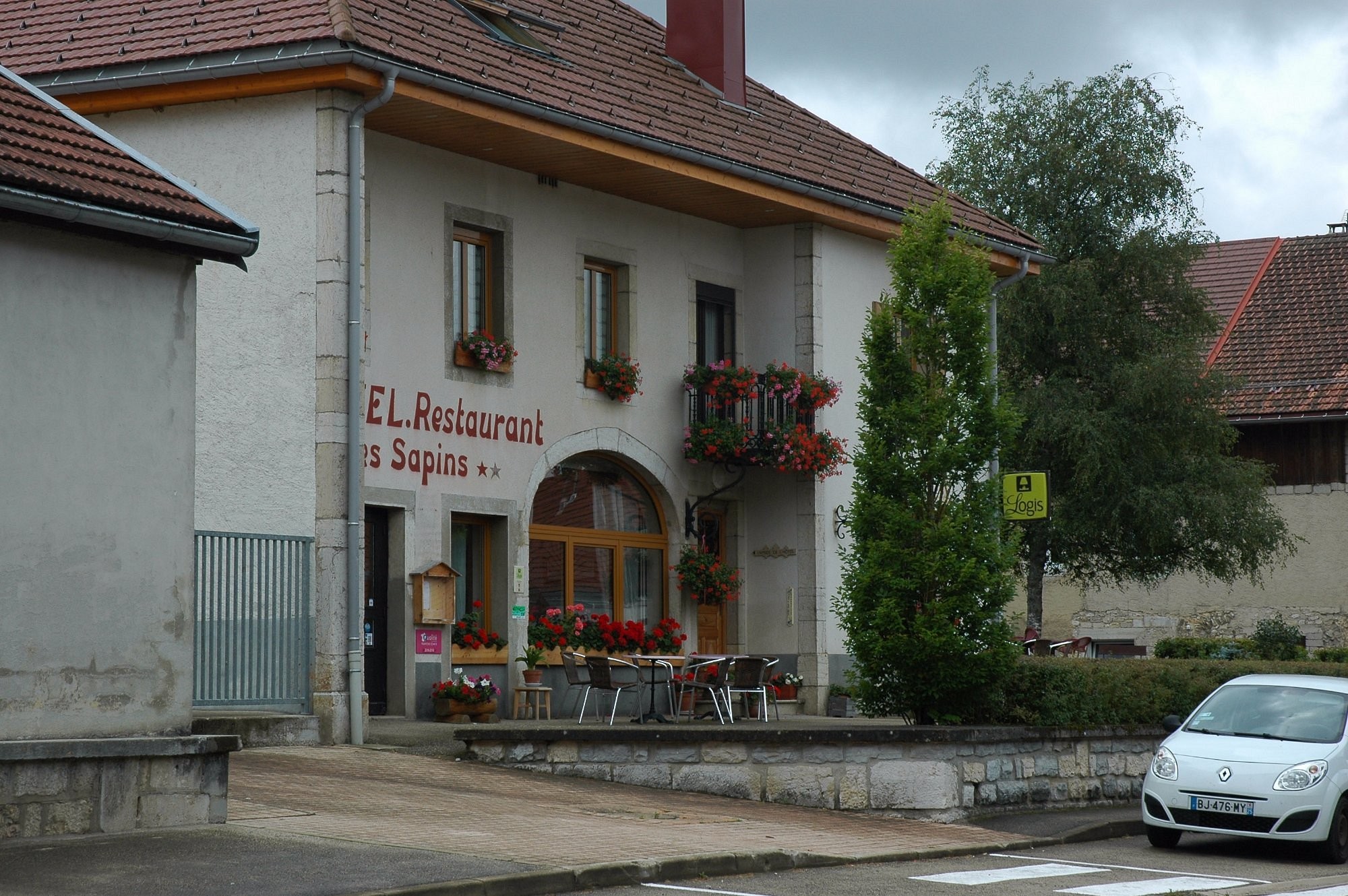Logis Hôtel Les Sapins, Hôtel à Longevilles-Mont-d'Or