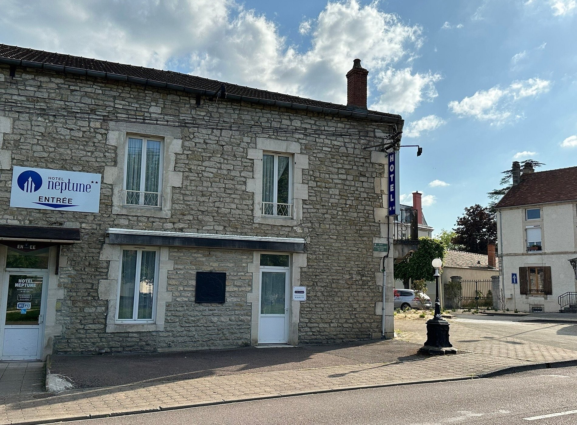 Hôtel Neptune, Hôtel à Montbard