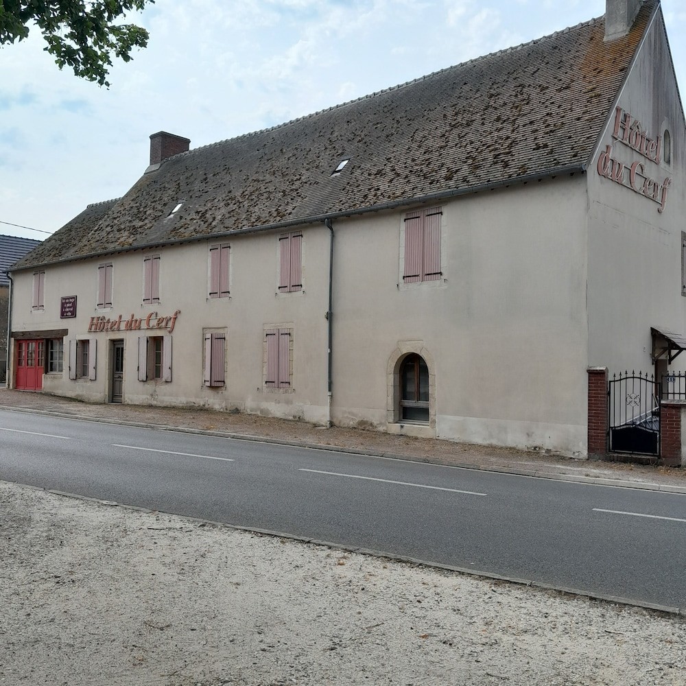 HÔTEL DU CERF, Hôtel à La Guerche-sur-l'Aubois