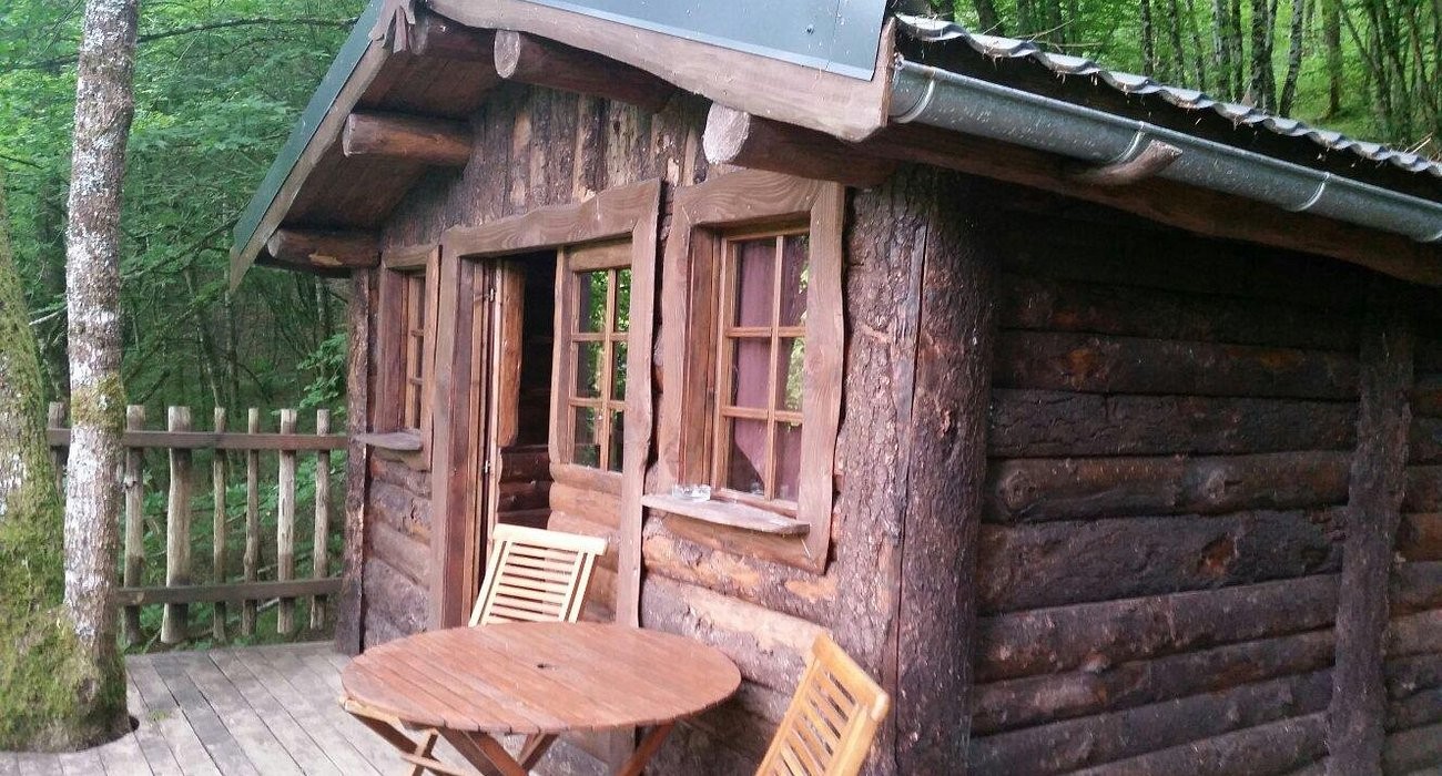 Cabane & Tipis de l'Auvézère, Hôtel à Savignac-Lédrier
