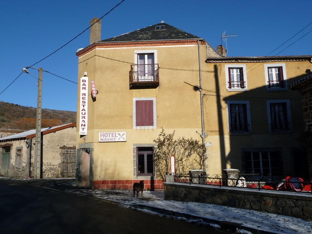 Magne, Hôtel à Saurier