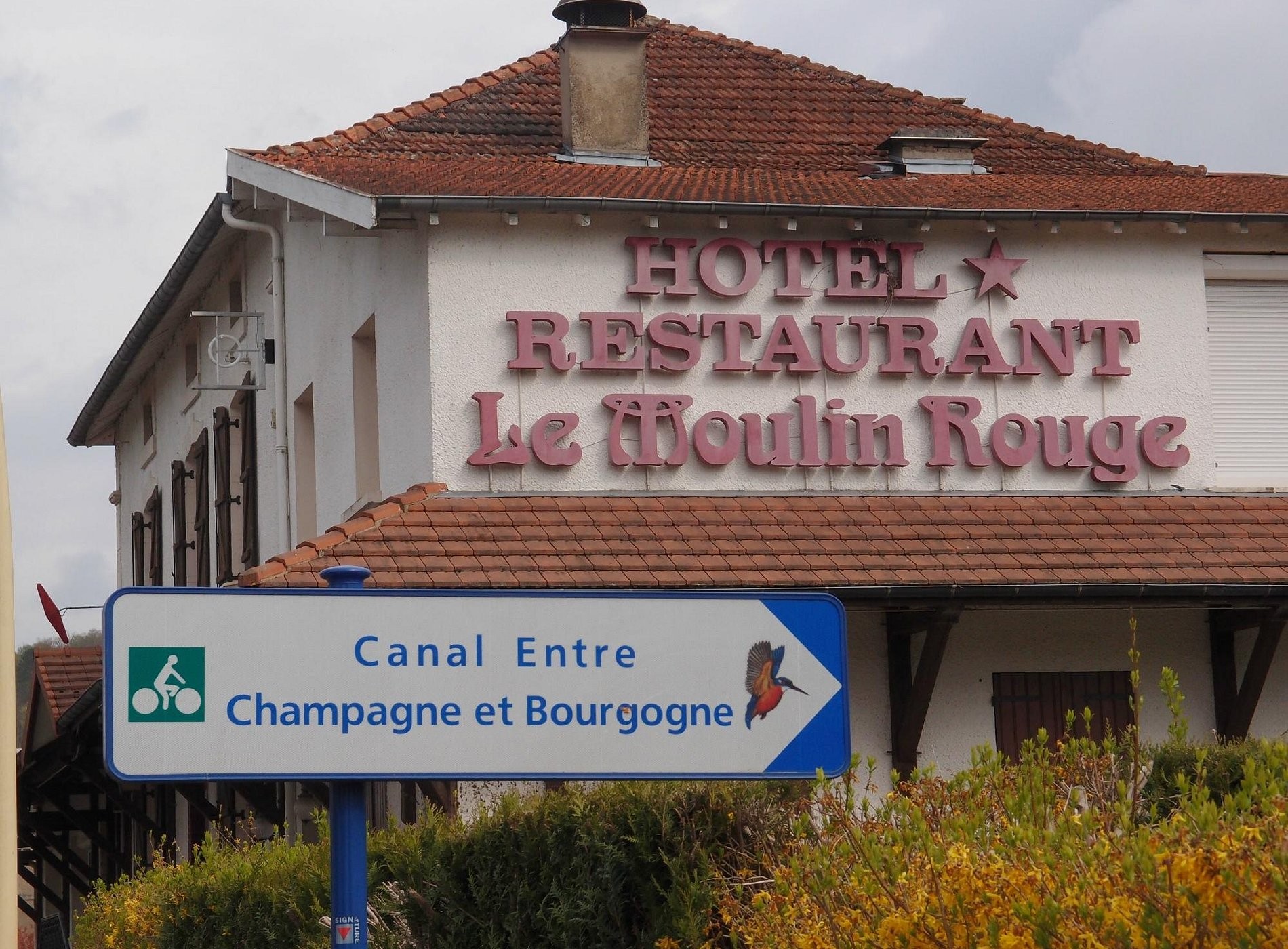 Le Moulin Rouge, Hôtel à Chevillon