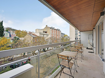 Charming Apt With Balcony - 2Br/4P - Suresnes - Belvilla By Oyo, Hôtel à Suresnes
