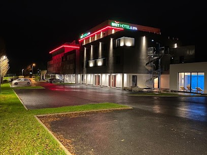 Brit Hotel Piscine & Spa - Fougères, Hôtel à Lécousse