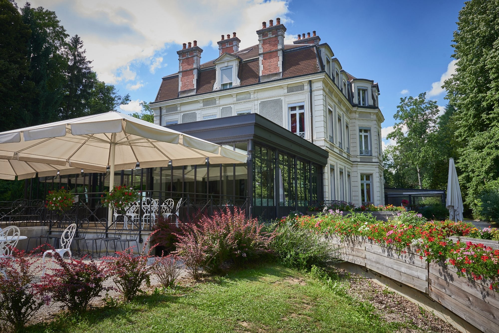 Château De La Dame Blanche, Hôtel à Geneuille