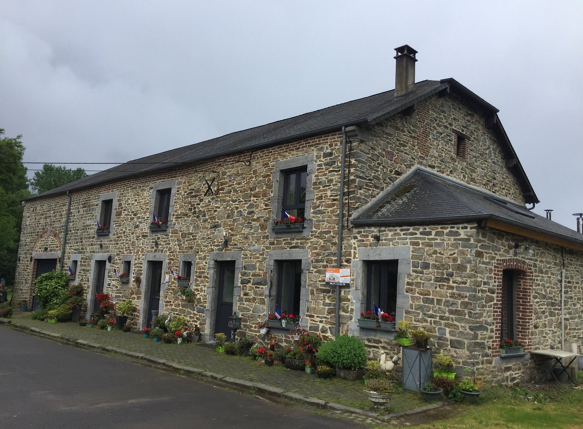 Ferme Auberge du Malgré-Tout, Hôtel à Revin