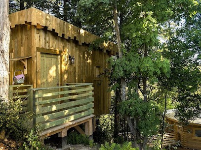 Logis Hôtel Les Cabanes Dans Les Bois, Hôtel à Villalier