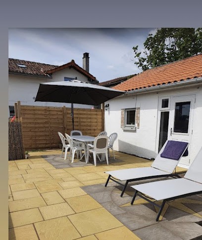 Le Douillet-The Snug, Hôtel à Chabanais