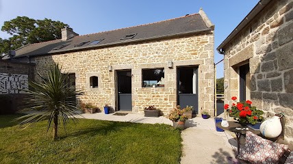Les Gîtes Kerdoel insolites, artistiques et écologiques, Hôtel à Cléder