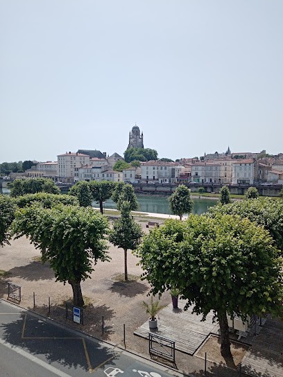 Hotel Grill Du Centre, Hôtel à Saintes
