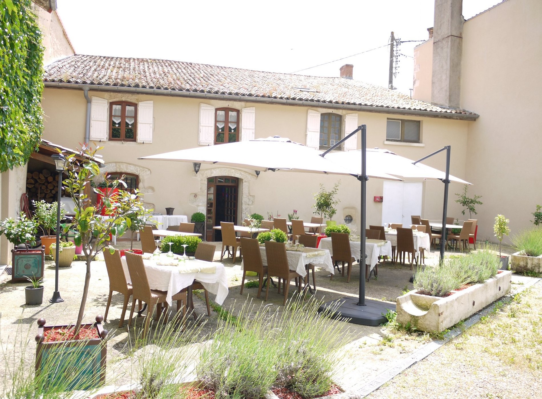 Logis Hôtel Le Chapeau Rouge, Hôtel à Lusignan