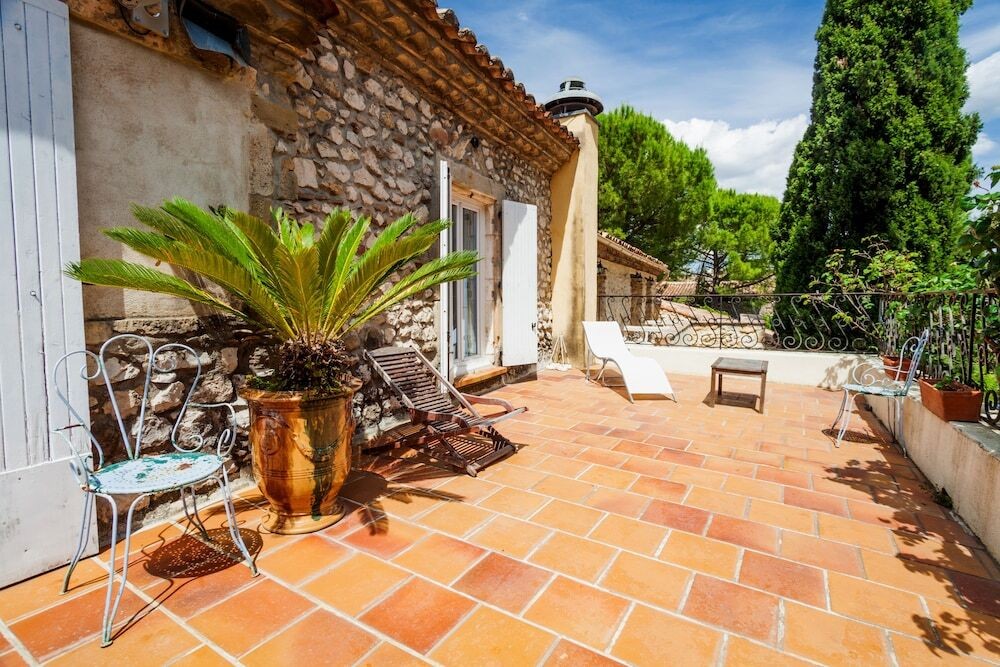 Hôtel Restaurant l'Esquielle - Logis, Hôtel à Saint-Geniès-de-Malgoirès