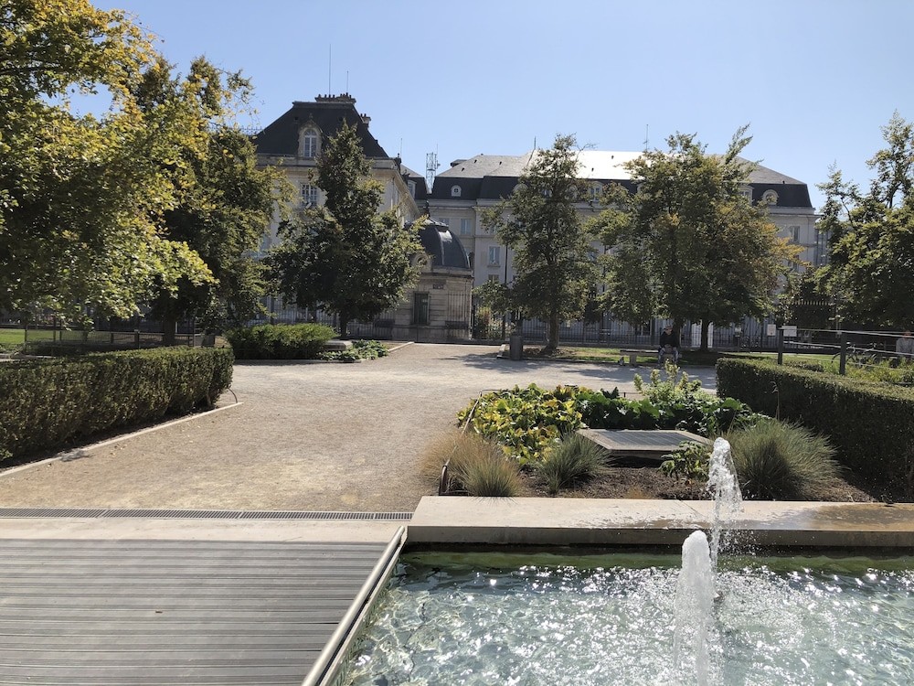 Le Charmant Zola Hyper Centre Classé 3 ***, Hôtel à Troyes