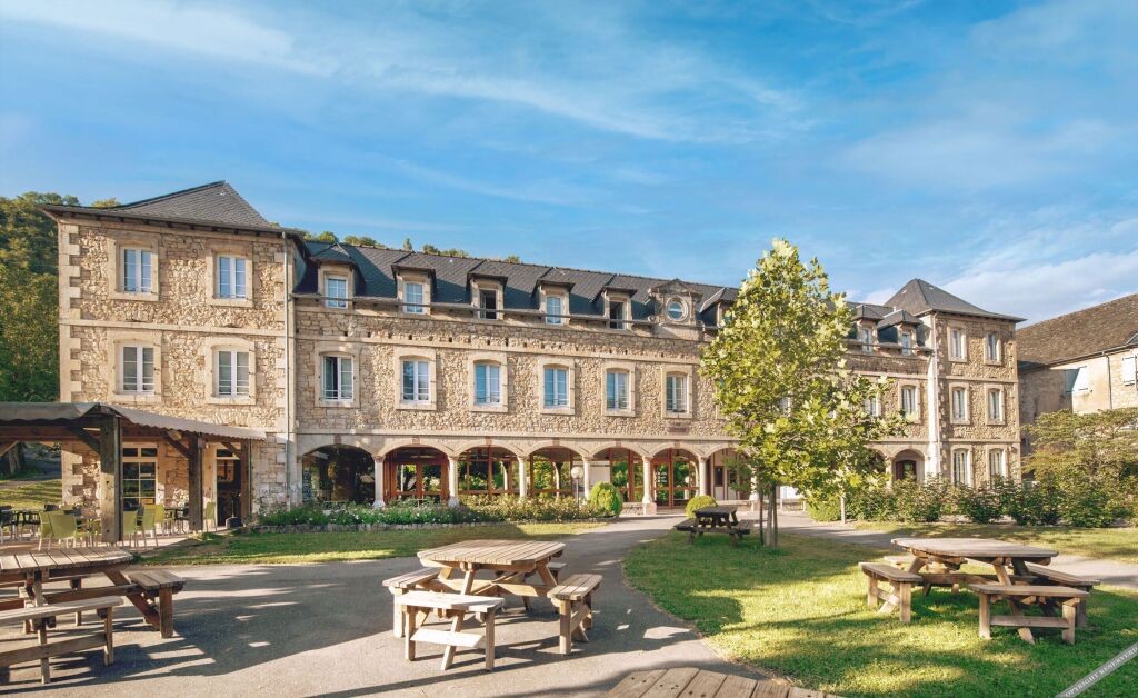 L'HÔTEL DES BAINS - Salles-la-Source, Hôtel à Salles-la-Source