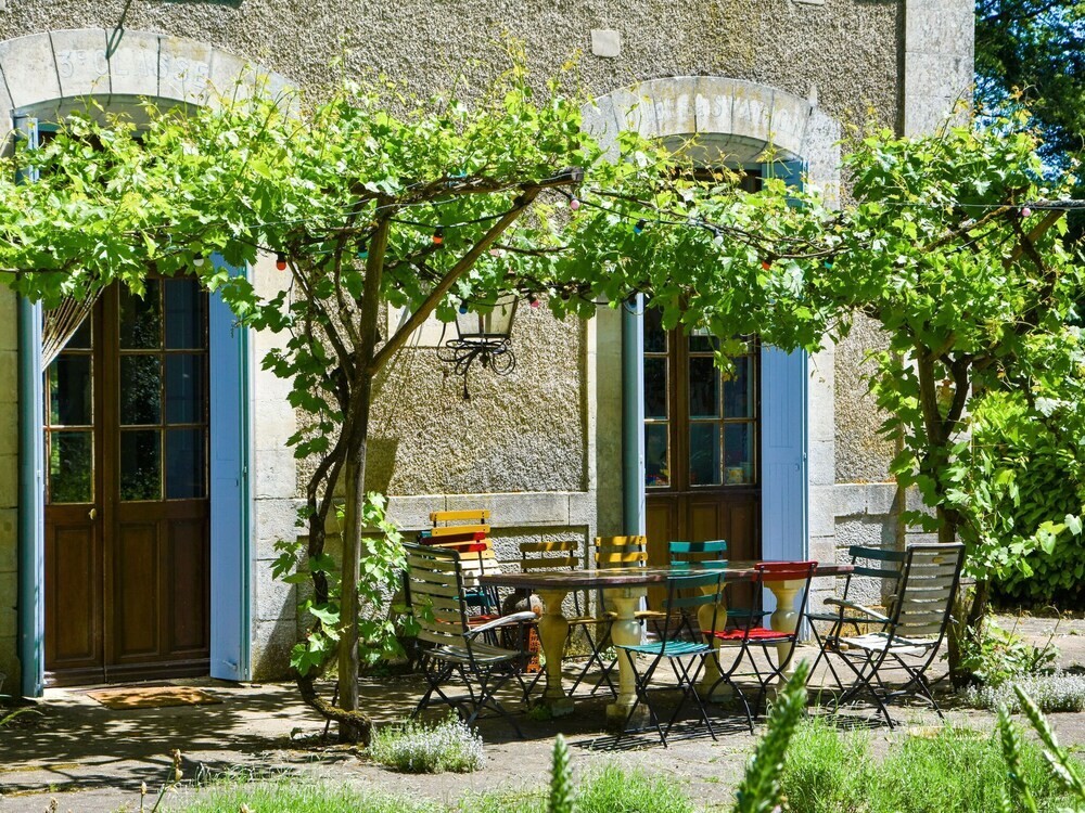Former Train Station With Private Heated Swimming Pool And Fantastic Garden!, Hôtel à Liglet