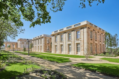 The Grand Century, Hôtel aux Epesses