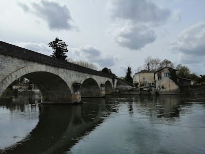 The Riverside Retreat, Hôtel à Saint-Même-les-Carrières