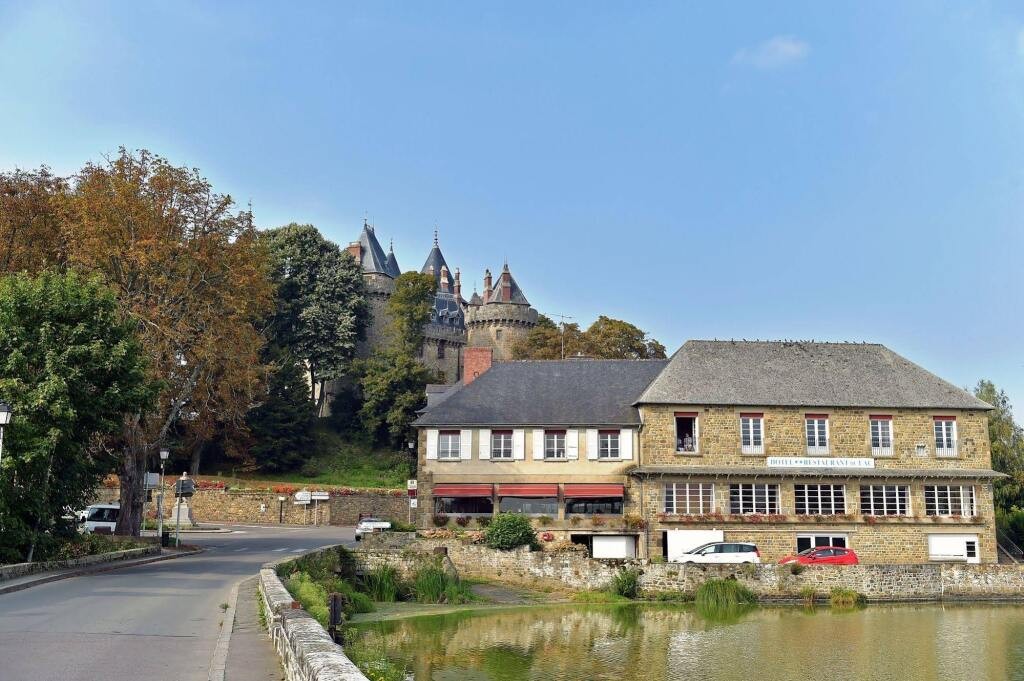 Hôtel Restaurant Du Lac, Hôtel à Combourg