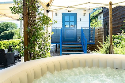 Roulotte Et Maison à Saisir, Piscine, Hôtel à Villers-Allerand