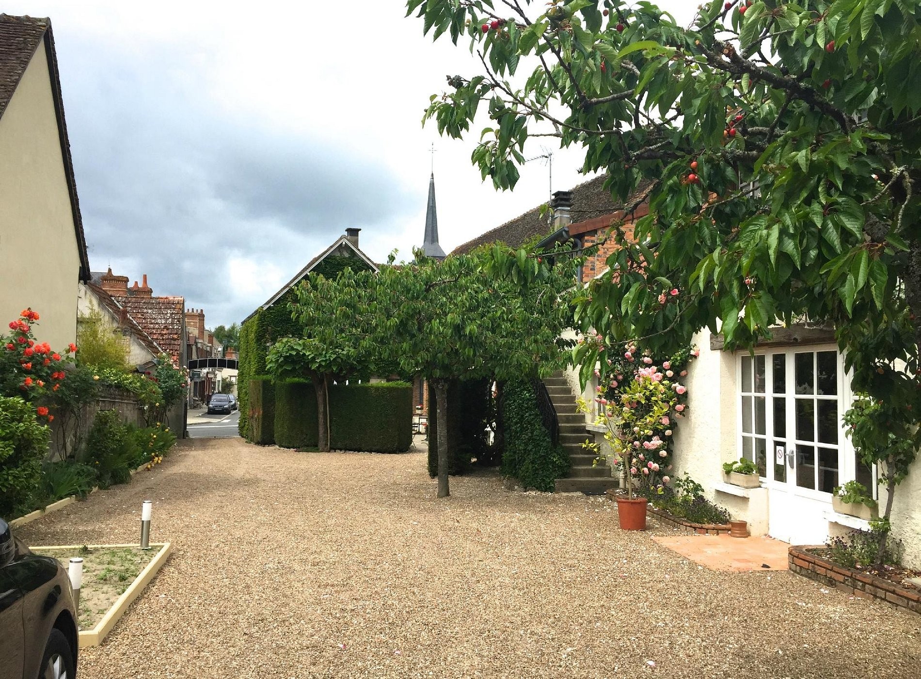 Auberge Du Grand Dauphin, Hôtel à Dhuizon