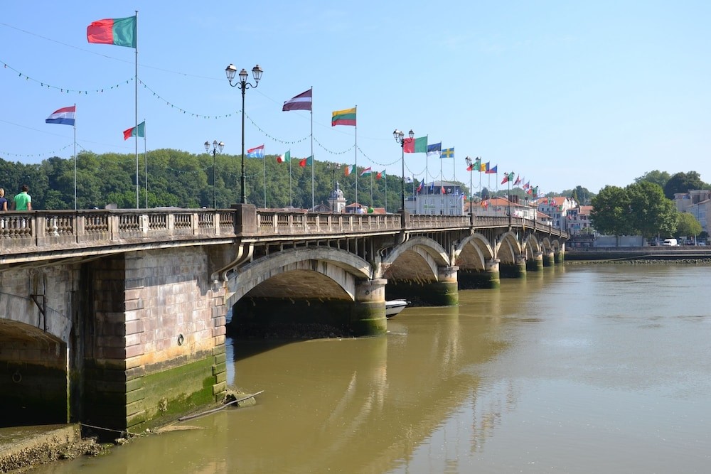 Hôtel Adonis Bayonne, Hôtel à Lahonce
