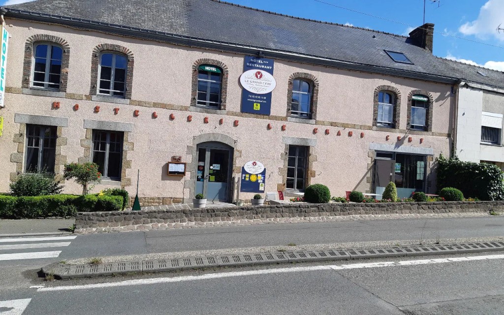 Logis Hôtel Du Grand Cerf, Hôtel à Ernée