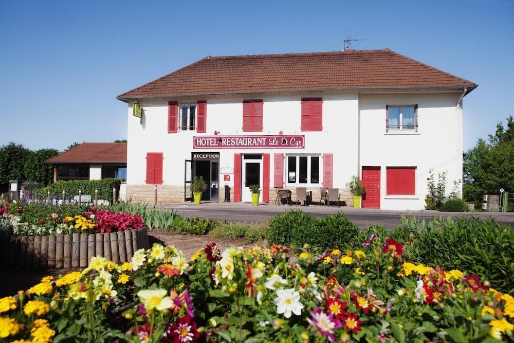 Logis Hôtel Le Saint Cyr, Hôtel à Montmelard