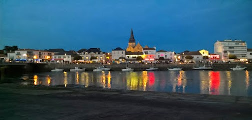 Hotel Les Gites Du Rocher, Hôtel à Givrand
