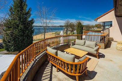 Les Terrasses du Lac - Hôtel Camping Chalets Restaurant, Hôtel à Langogne