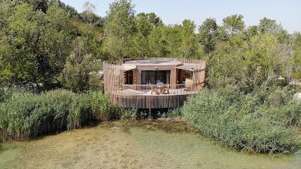 Cabanes Des Grands Cépages, Hôtel à Sorgues