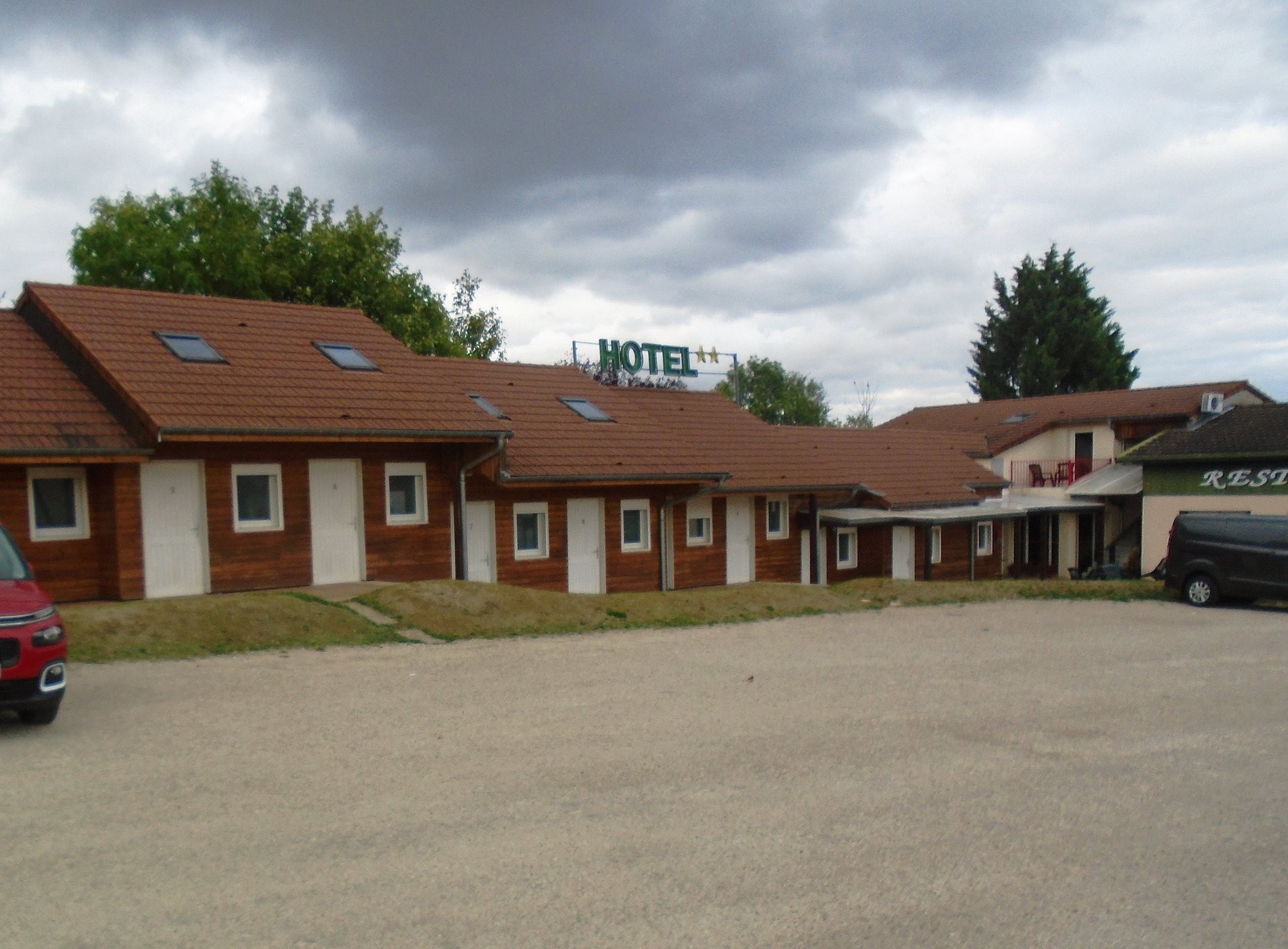 Logis Hôtel Le Richevaux Rest. Le Romain, Hôtel à Neufchâteau