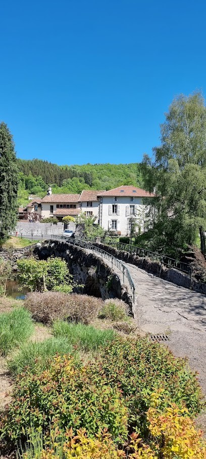 Auberge Des Deux Ponts 15130 Saint Simon, Hôtel à Saint-Simon