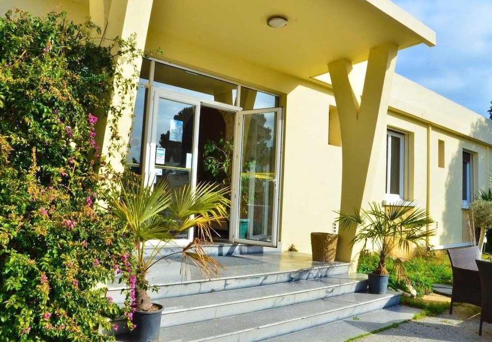 Hôtel-Restaurant La Plage - Port Saint Louis Du Rhône, Hôtel à Port-Saint-Louis-du-Rhône