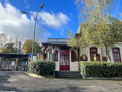 Le Val D'Or, Hôtel à Suresnes